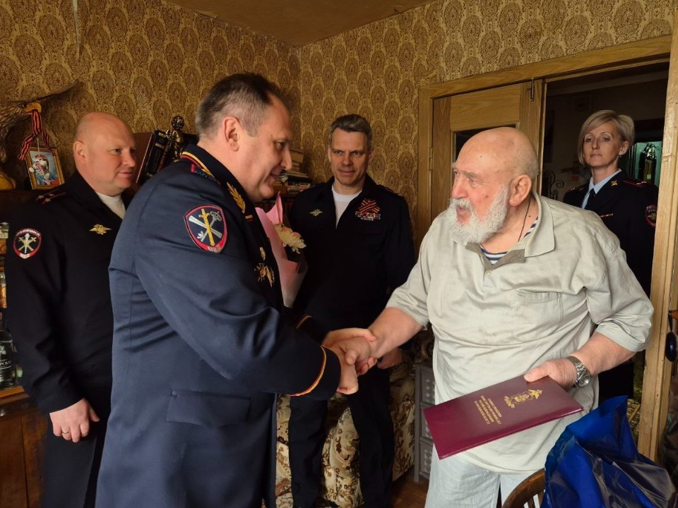 Ветерана полиции Евгения Качауна поздравили с Днем Победы в Сергиевом Посаде