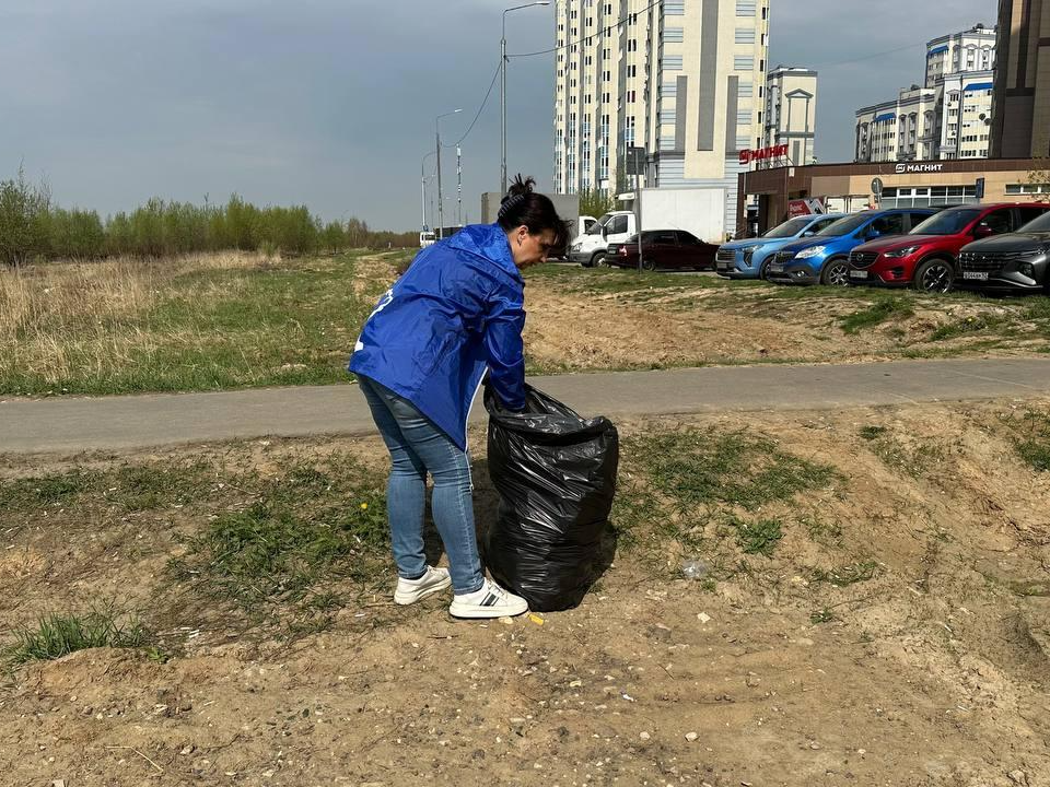 В микрорайоне Южный прошел субботник