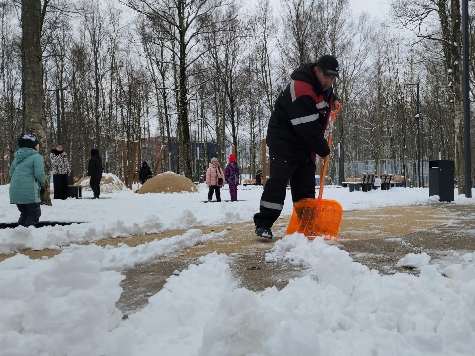 В Центральном парке Лобни убрали снег на детской площадке и дорожках
