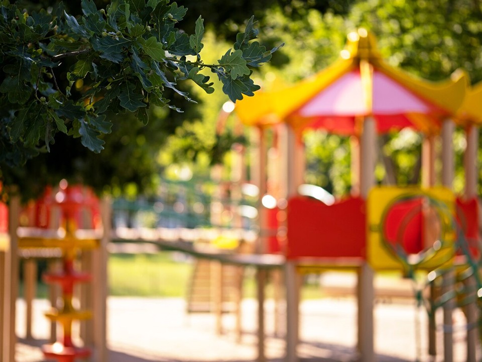 Сломанную детскую площадку в Кубинке-8 отремонтируют до 20 мая