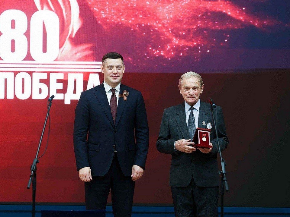 Глава Подольска вручил медали сотрудникам ОКБ «Гидропресс»