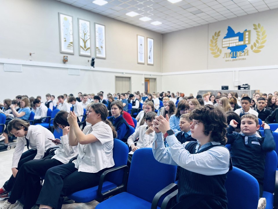 Замруководителя МФЦ провел профориентацию для старшеклассников в Дмитрове