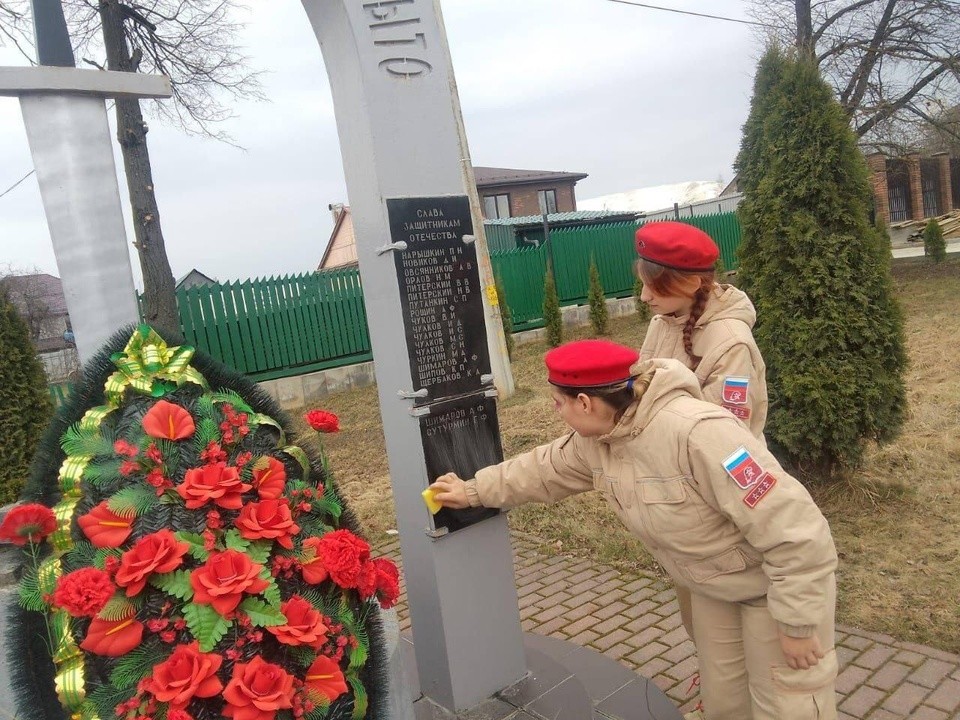 Школьники Домодедова приводят в порядок памятники к 80-летию Победы