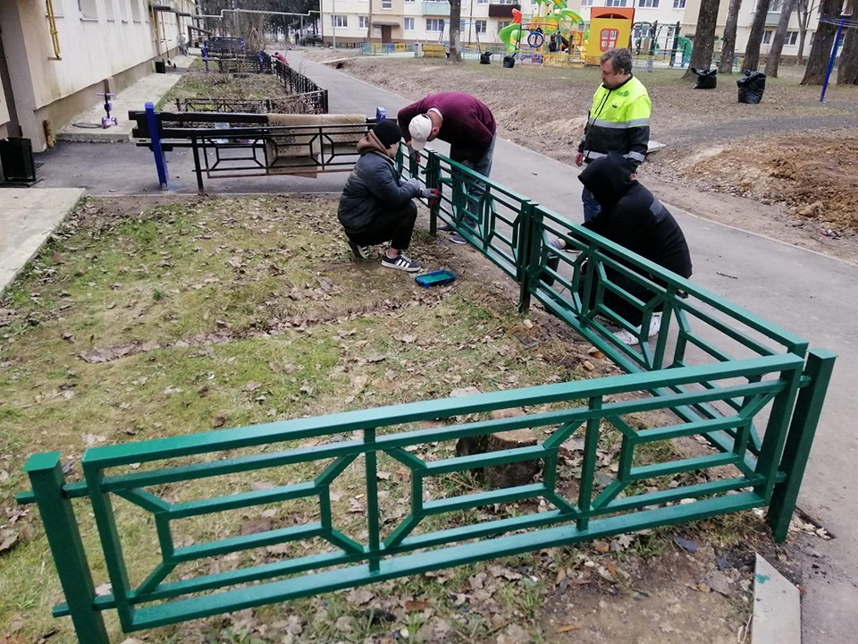 Жители дома №4 в Восходе выбрали цвет забора через голосование