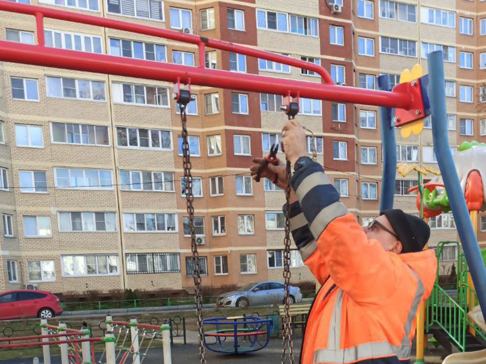 Качели отремонтировали на улице Бережок в Ивантеевке