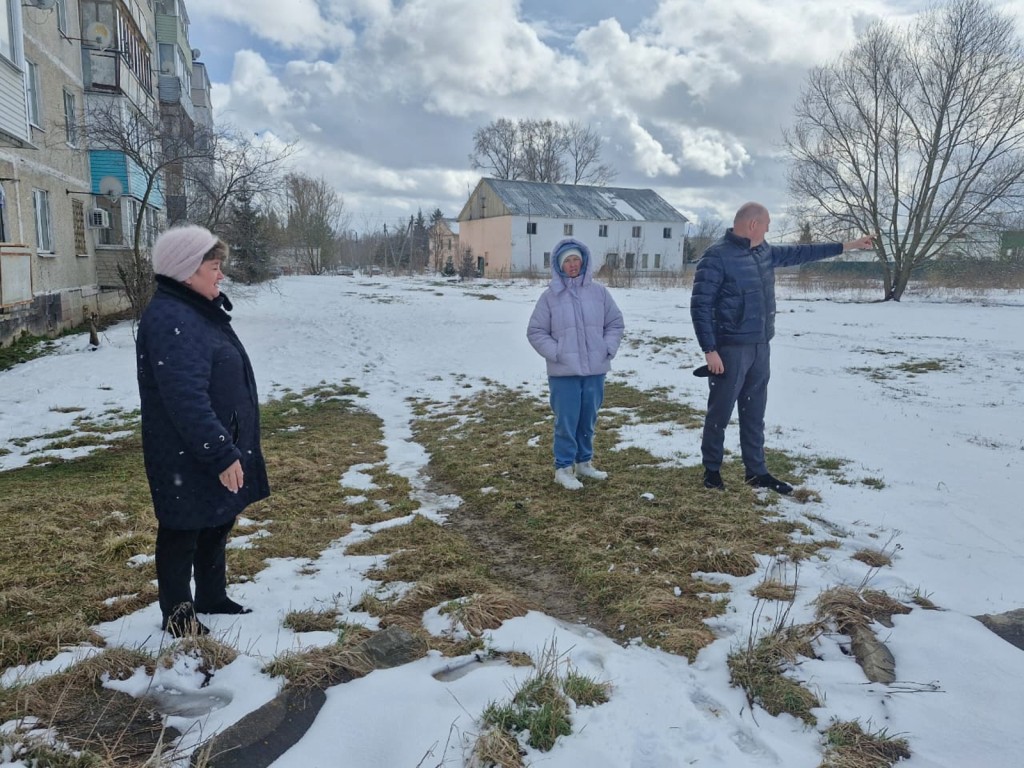 В Березнецове убрали мусор у контейнерной площадки, а вывоз бетона займет время