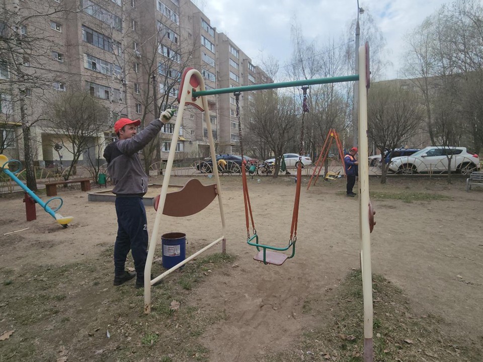 Коммунальщики обновили детскую площадку на западе Пушкино