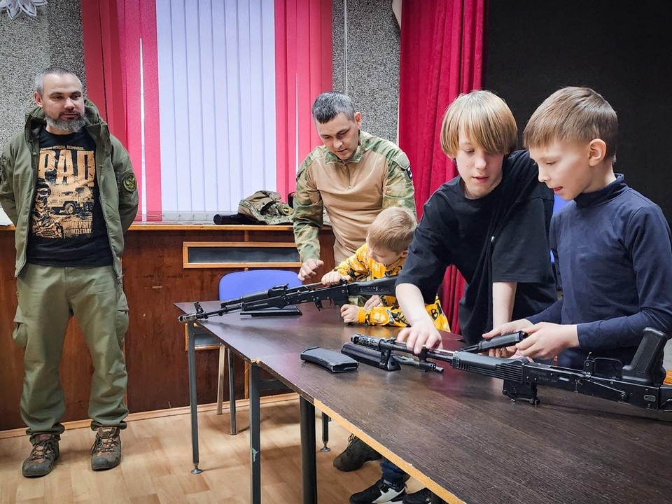 Разбирать автомат Калашникова и орудовать шашкой учат ребят в новом клубе