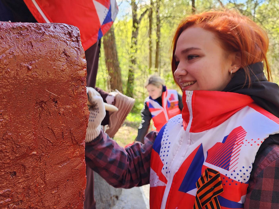 Подростки обновили краску затерянного в лесах Ступина памятника героям Великой Отечественной