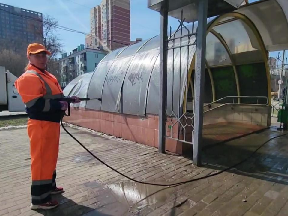 Девушка со шлангом вышла на генеральную уборку в Люберцах после зимы