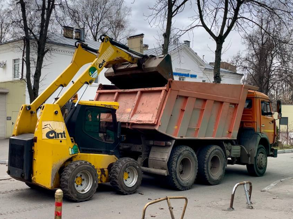 Провести субботник в трех дворах Дзержинского успели до выпадения снега