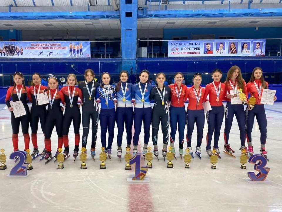 Клинские конькобежцы привезли бронзу с Первенства России