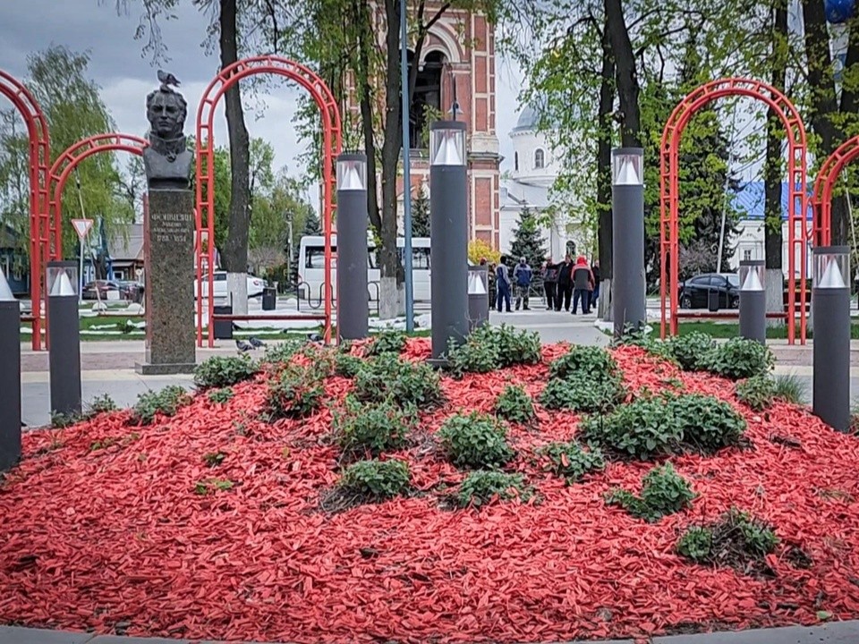 На главной площади Бронниц разбили клумбы и посеяли траву вдоль дорожек
