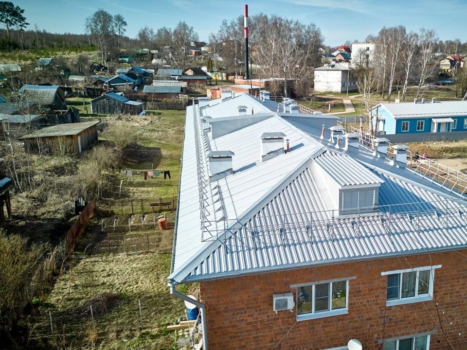 В Коломне подошел к концу капремонт скатной крыши дома на Заводской