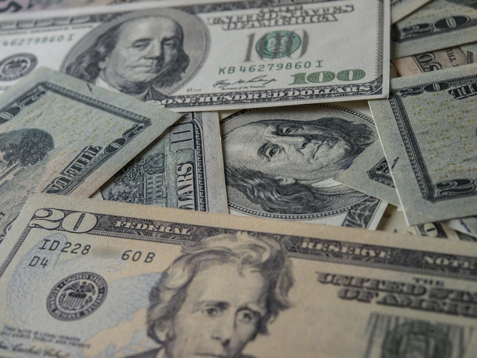 Курс доллара снизился до 84,38₽ на 4 апреля