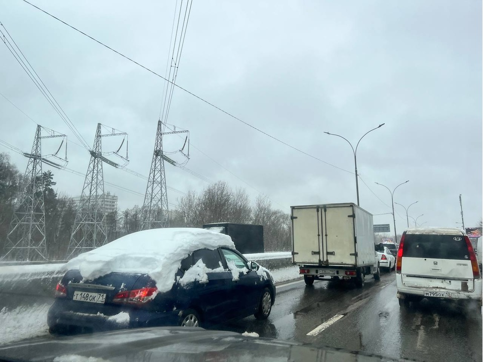 Аварии и пробки на Новорязанке: в апрельский снегопад лучше пересесть на общественный транспорт