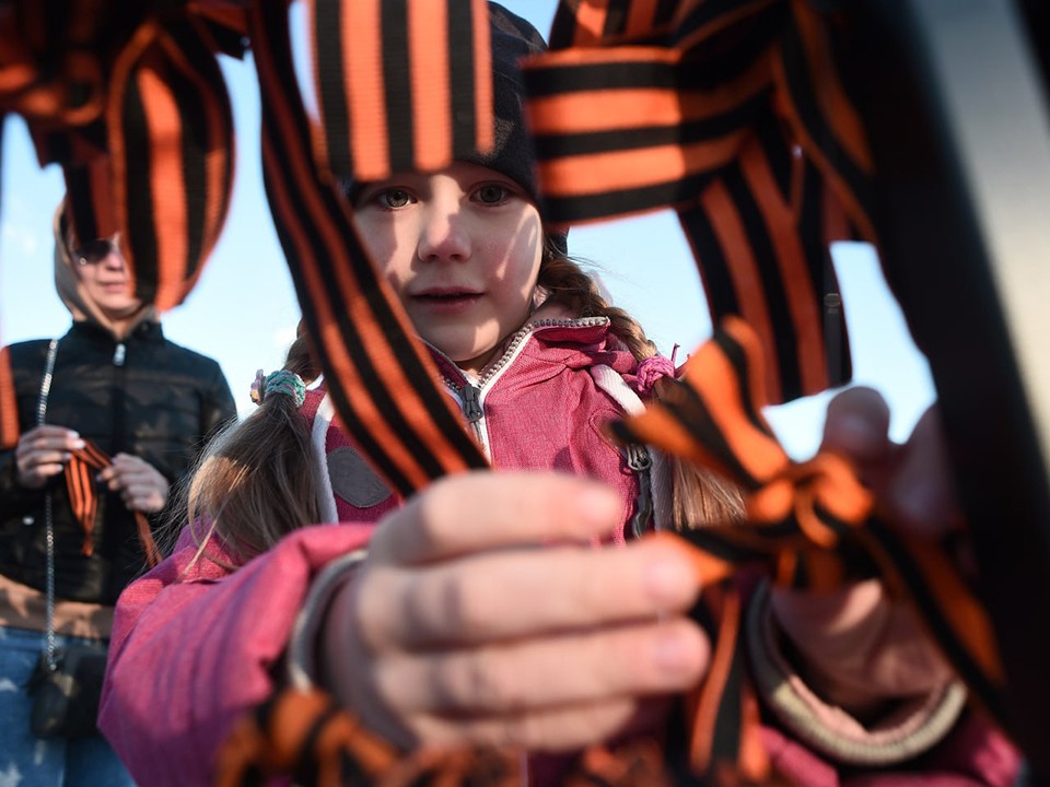 Жители Одинцова украсили подъезды к юбилею Великой Победы