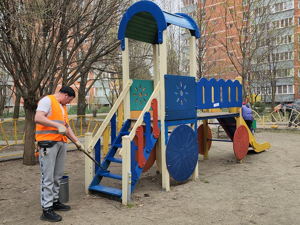 В парке Шатуры починили детскую площадку