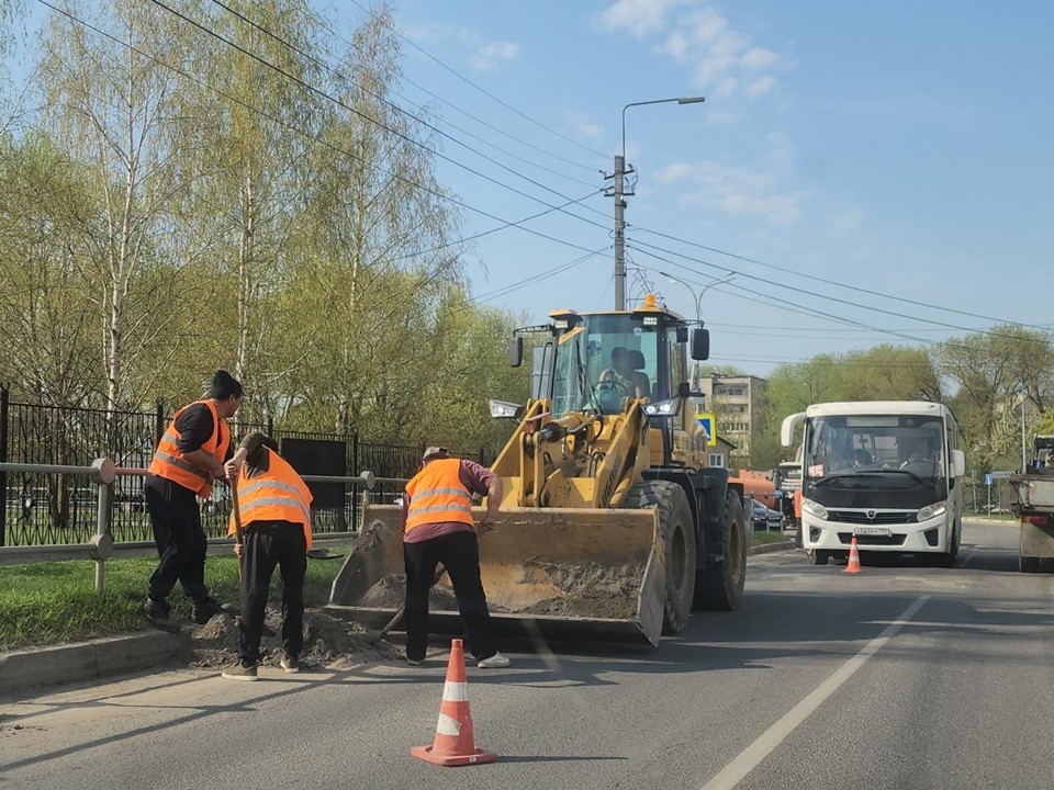 Коммунальщики и спецтехника навели чистоту на Весенней в Серпухове