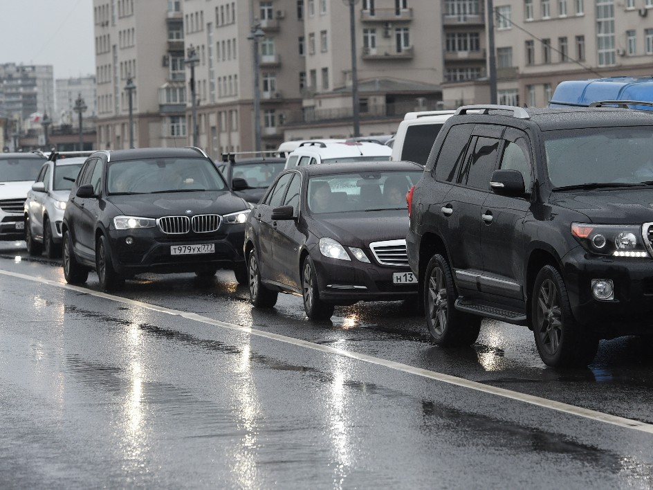 Подмосковные дороги утром 15 апреля выдержали 1 млн автомобилей