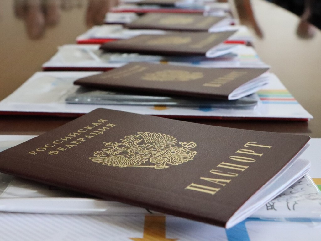 В паспортах иноагентов предложили ставить штамп «предатель России»
