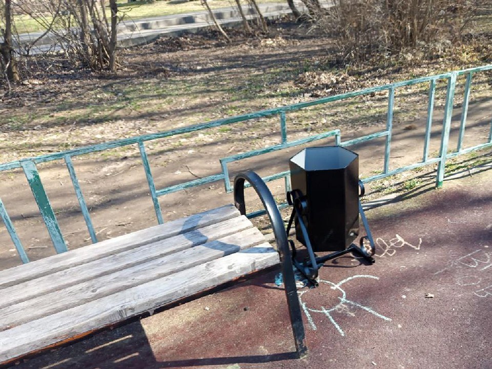 Новые урны установили на детской площадке в Волоколамске
