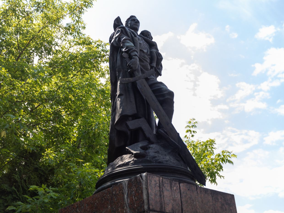 Жители Протвина могут купить эксклюзивную карту «Стрелка» с изображением Воина-освободителя