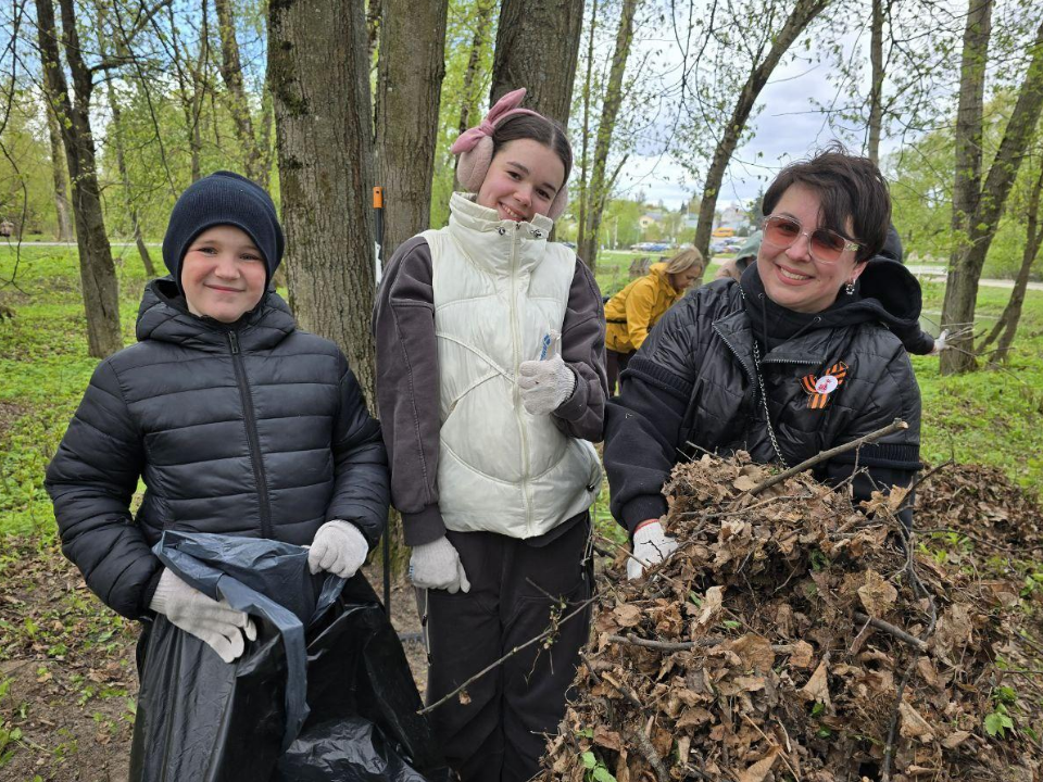 Жители Можайска семьями вышли на субботник
