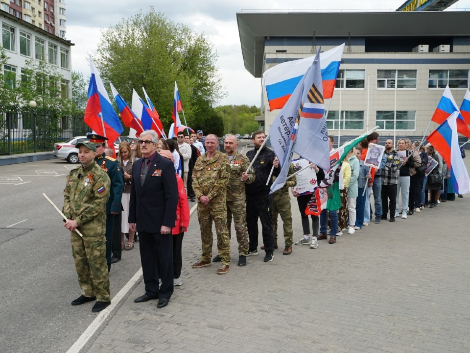 Более 30 человек в Химках выстроились буквой V в поддержку бойцов спецоперации