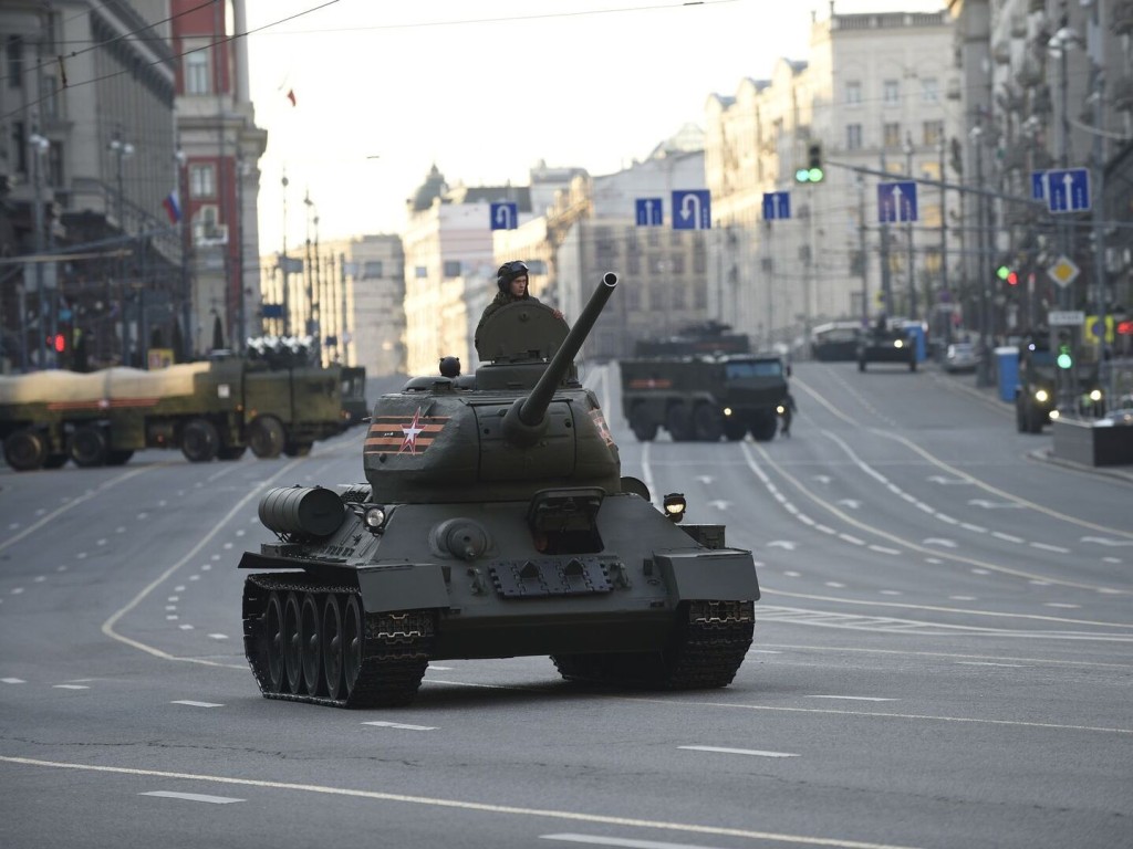 Временную разметку для военной техники к параду нанесли на Тверской в Москве