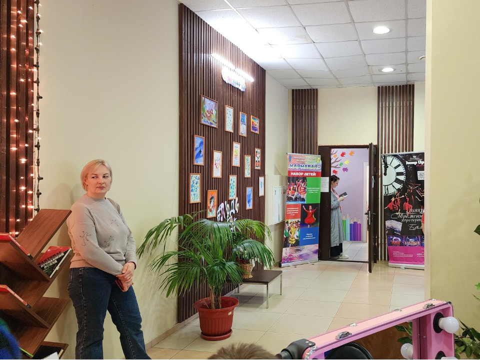 Особенные дети представили свои рисунки на выставке в Лобне