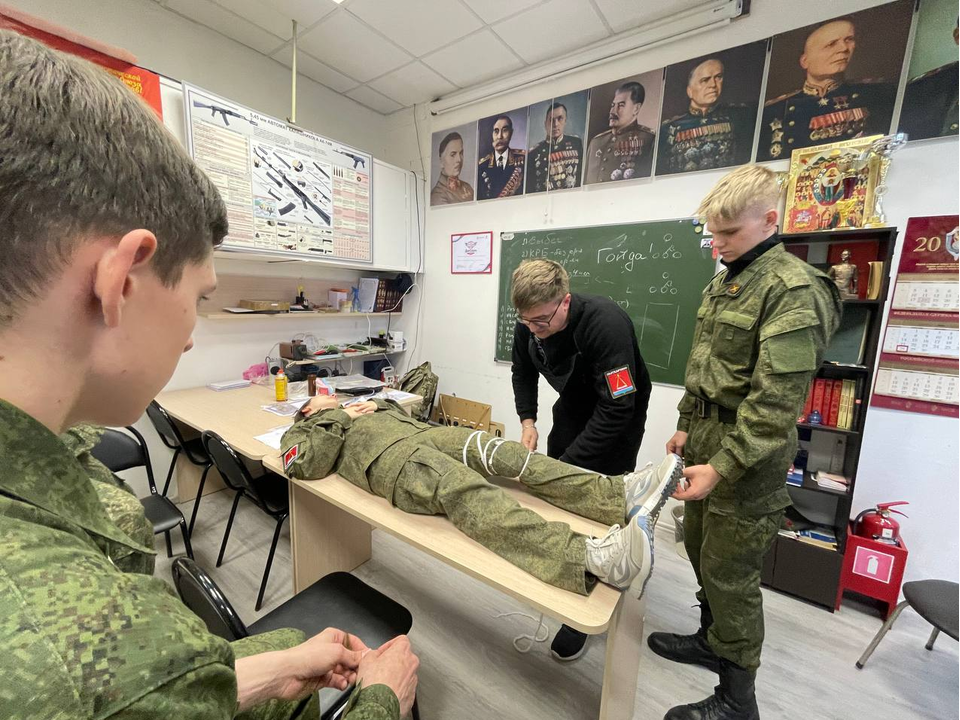 Уроки оказания первой помощи для юнармейцев провел ветеран СВО