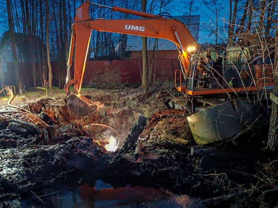 Коммунальщики отремонтировали водовод в деревне Кудиново за одну ночь