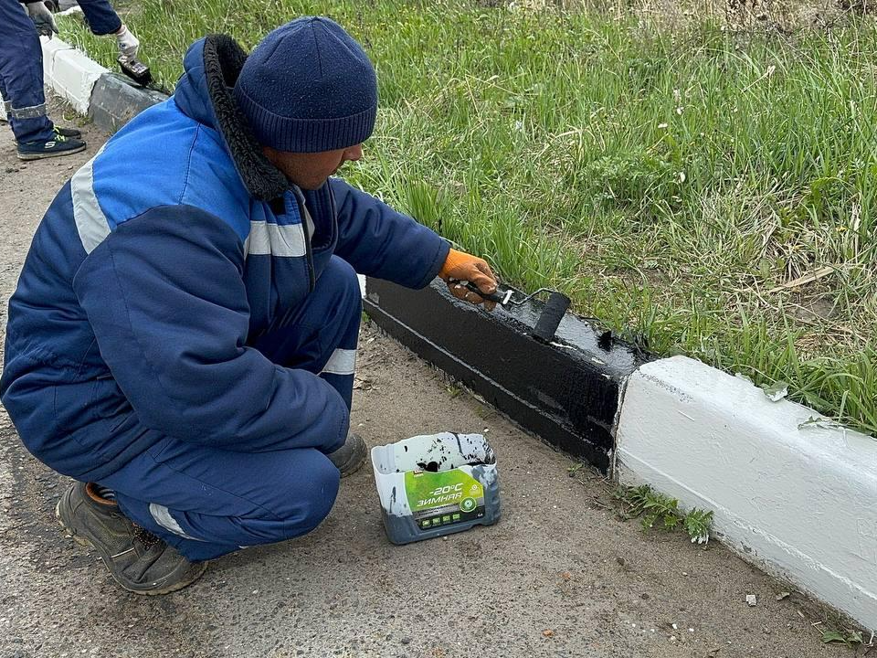 Домодедовские коммунальщики покрасили бордюры в микрорайоне Южный