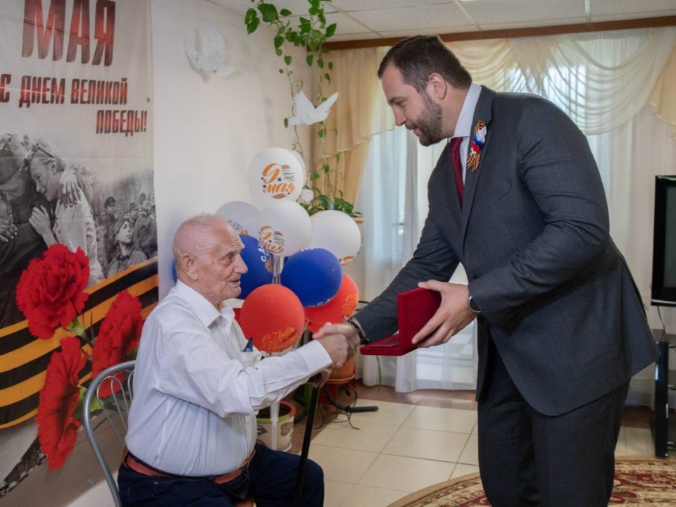 Связист, механик, водитель артиллерийского тягача: ветеран Великой Отечественной войны из Чехова получил еще одну медаль