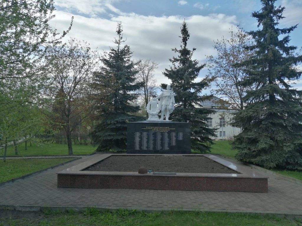 В Яхроме подготовили к празднованию 9 Мая памятник на братской могиле