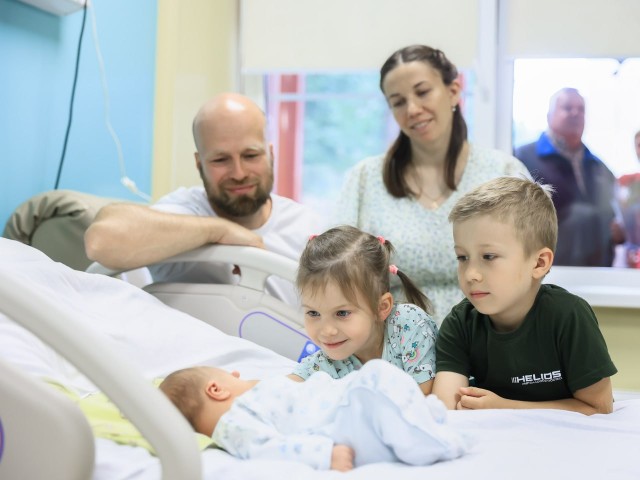 Малышам в перинатальном центре Видного передали одежду, предметы ухода и вязаные игрушки