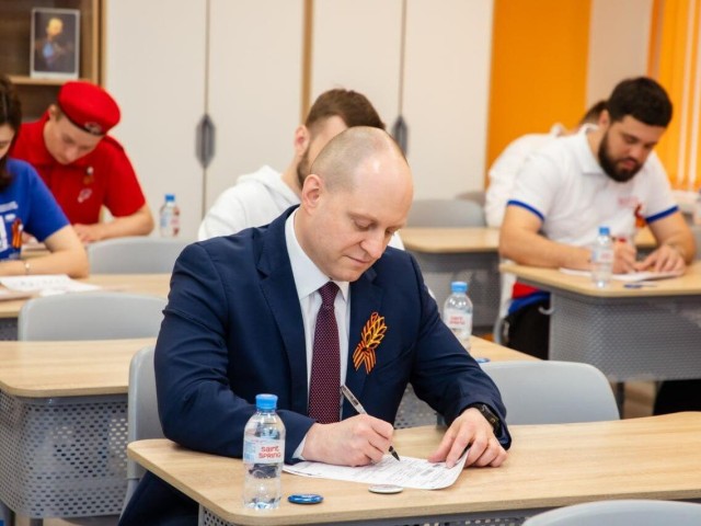 Максим Красноцветов написал «Диктант Победы»