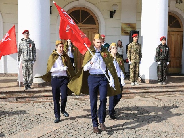 Пламя памяти: в Долгопрудном школы приняли Знамя Победы