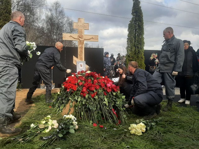 Могила Паши Техника в Балашихе утонула в цветах