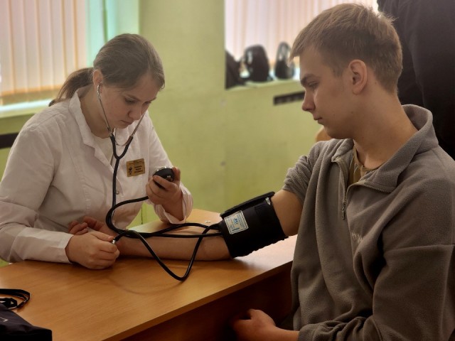 В Дубне будущим студентам рассказали о сестринском деле и графическом дизайне
