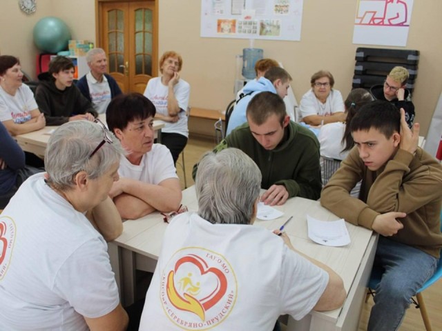 Молодежь и старшее поколение сыграли в космический квиз в Серебряных Прудах