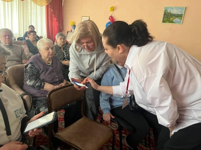 Сотрудники МФЦ Балашихи помогают пожилым гражданам освоить цифровые технологии