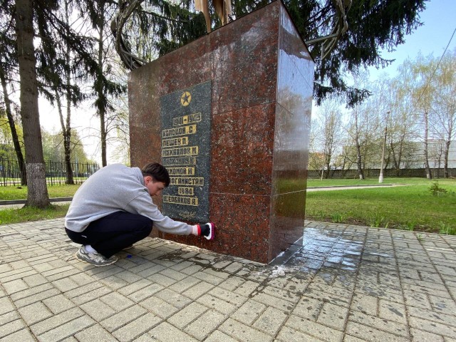 Студенты из Звенигорода привели в порядок памятник на территории колледжа