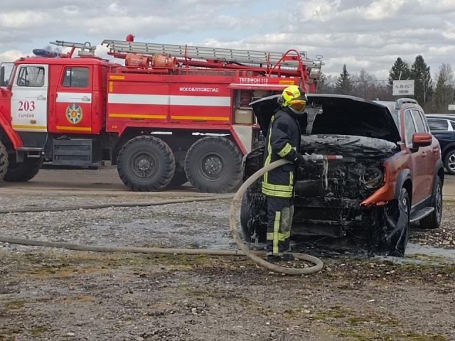 Пожарные оперативно потушили загоревшийся внедорожник на стоянке в Чисмене
