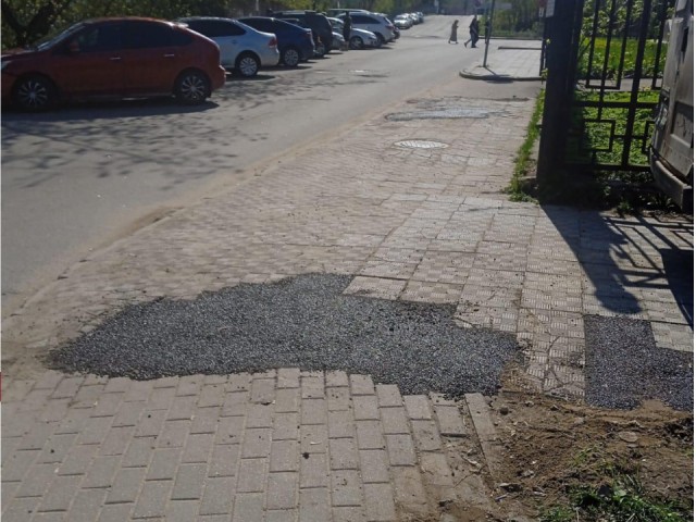 Поврежденную плитку восстановили на Левобережной улице в Клину
