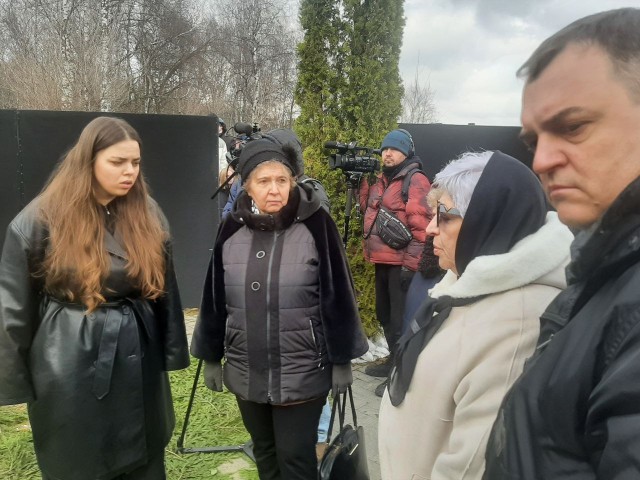 «Паша, спасибо за все»: мать Техника засняли рядом с могилой сына