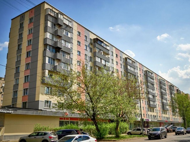 Вандалостойкий фасад появился у многоквартирного дома на Спортивной улице