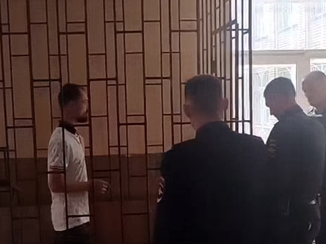 Суд арестовал мужчину, ранившего ножом полицейского в Серебряных Прудах