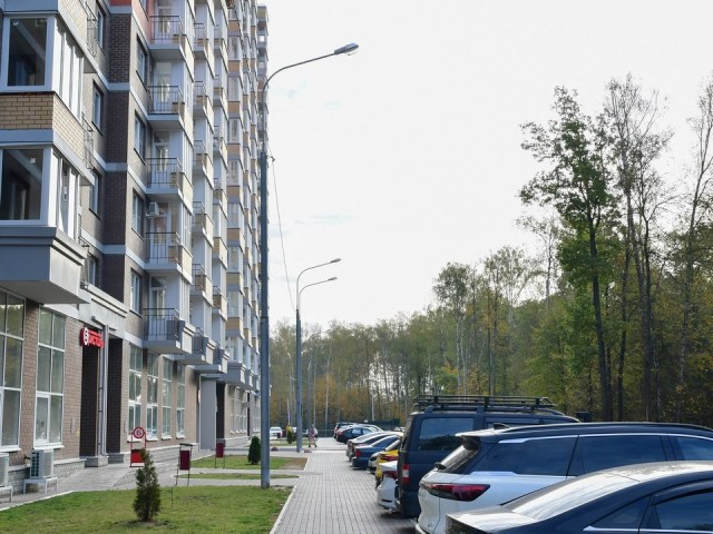 Дети кидают в прохожих бутылками с крыши дома в Красногорске